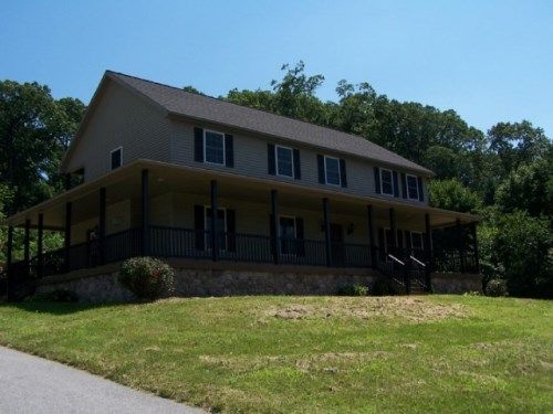 1147 Lake Rd, Spring Grove, PA 17362