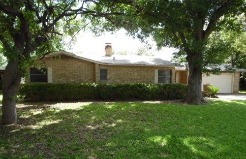 706 Skylane Drive North, Uvalde, TX 78801