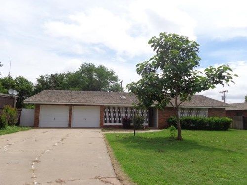 1006 Holliday Dr, Plainview, TX 79072