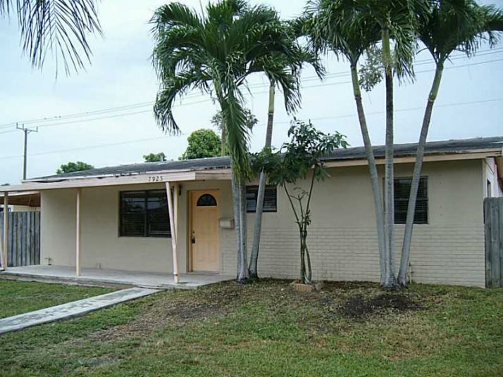 7925 NW 171 ST, Hialeah, FL 33015