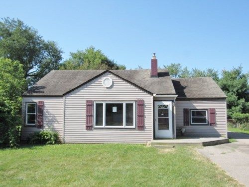 6379 Saline Dr, Waterford, MI 48329