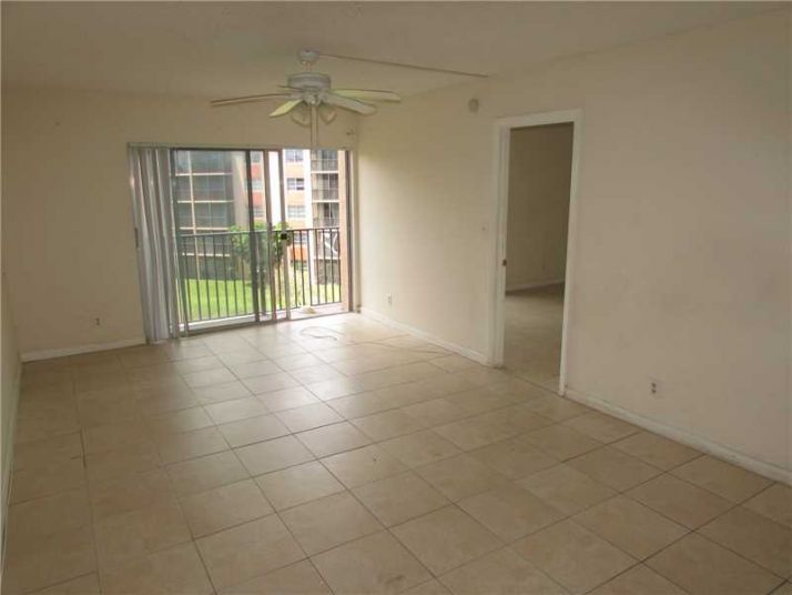 8740 N SHERMAN CR # 404, Hollywood, FL 33025