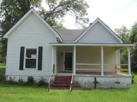 159 4th St, Midland City, AL 36350