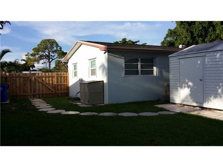 6881 SW 4 ST, Hollywood, FL 33023