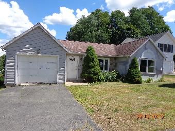 14 Tuscarora Pl, Bristol, CT 06010