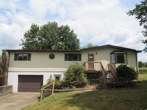 1009 Dahlia Ln, Jeannette, PA 15644