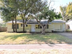 604 W Inwood Dr, Arlington, TX 76010