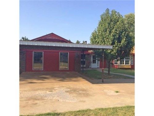 309 E 5th St, Dill City, OK 73641