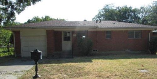 718 N Howeth St, Gainesville, TX 76240