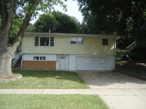 3300 Crestwood Dr NW, Cedar Rapids, IA 52405