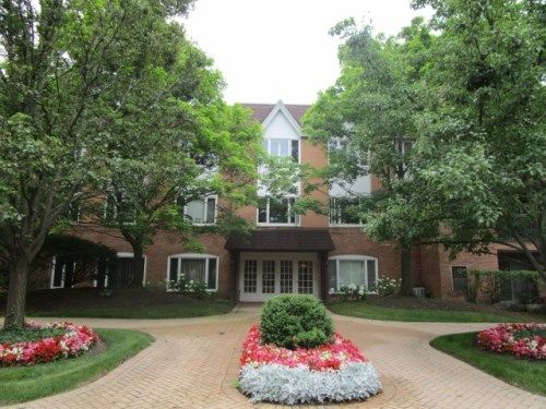 207 Rivershire Ln Apt 205, Lincolnshire, IL 60069