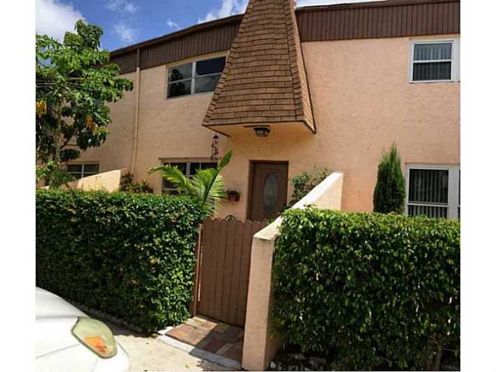 8071 NW 10 CT # E5, Pompano Beach, FL 33063