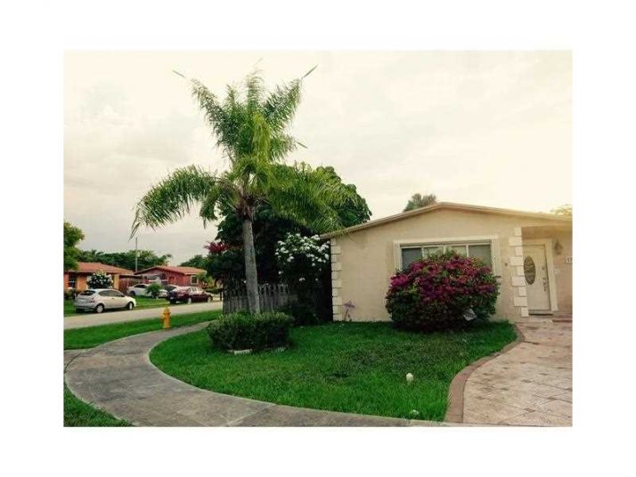 17040 NW 84 CT, Hialeah, FL 33015