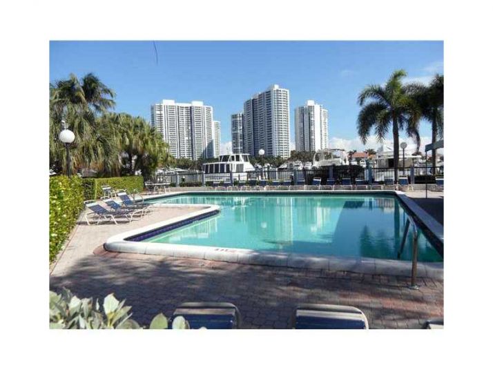 3549 MAGELLAN CR # 411, Miami, FL 33180