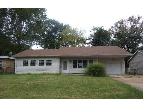 32 Marquette Dr, Florissant, MO 63031