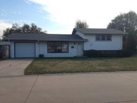 5925 Birchwood Dr, Great Bend, KS 67530