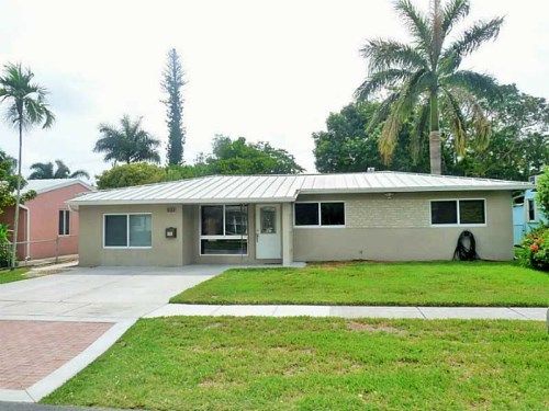 122 NE 1 CT, Dania, FL 33004