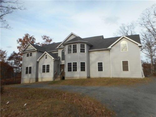 135 Canoe Brook Dr, Hawley, PA 18428