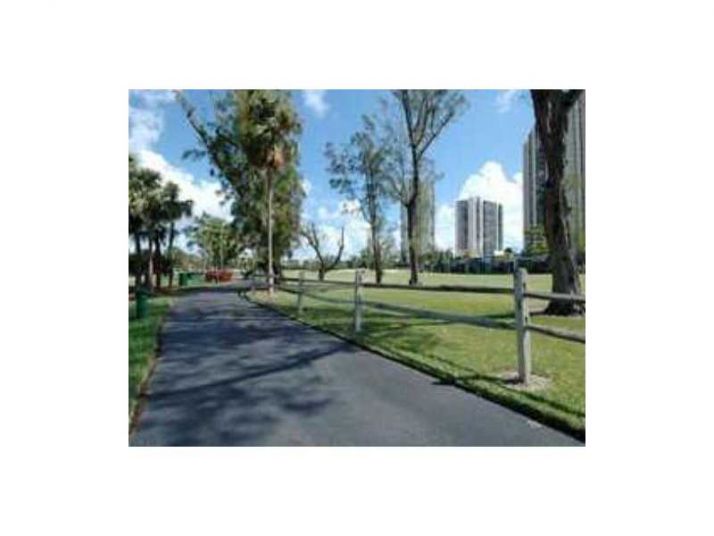 20100 W COUNTRY CLUB DR # 904, Miami, FL 33180