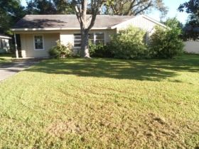 1009 Robinhood Ln, Angleton, TX 77515