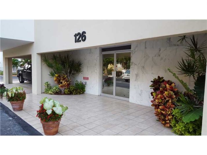 126 GOLDEN ISLES DR # 52A, Hallandale, FL 33009