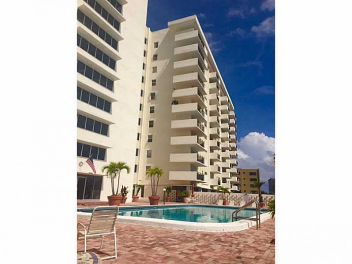 401 Golden Isles Dr # 304, Hallandale, FL 33009