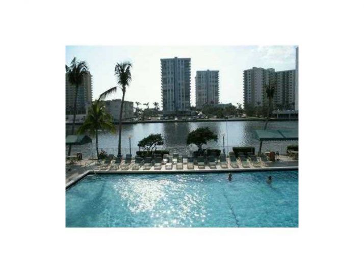 800 PARKVIEW DR # 412, Hallandale, FL 33009