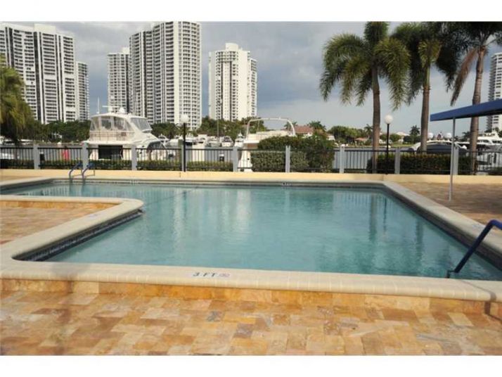 3551 MAGELLAN CR # 428, Miami, FL 33180