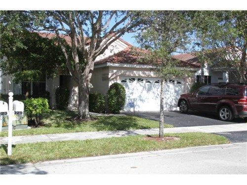 925 Falling Water Rd, Fort Lauderdale, FL 33326