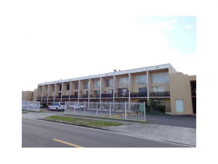 1300 W 47 PL # 113, Hialeah, FL 33012