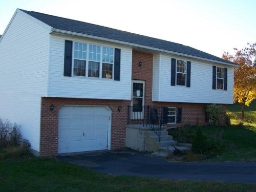 105 Coventry Cross Rd, Mount Wolf, PA 17347