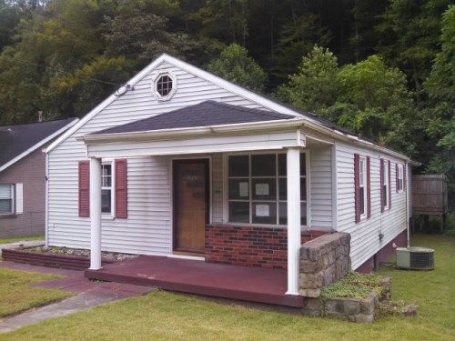 1955 Lens Creek Rd, Hernshaw, WV 25107