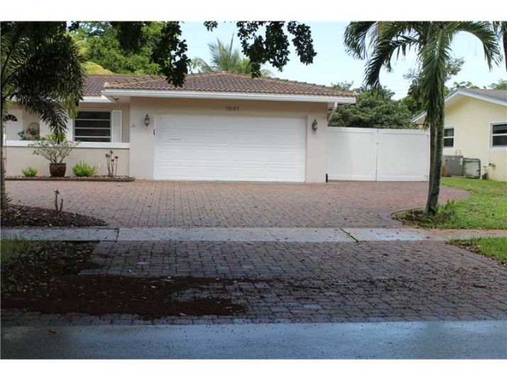 1081 NW 74 AV, Fort Lauderdale, FL 33313