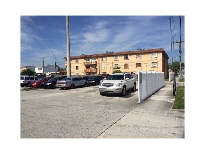 1530 W 68 ST, Hialeah, FL 33014