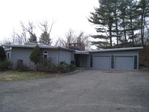 2 Ox Dr, Brookfield, CT 06804