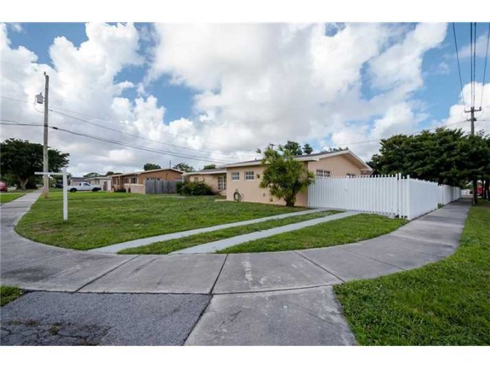 5701 NW 112th Ter, Hialeah, FL 33012