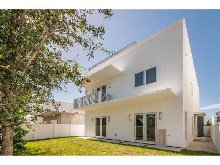 8298 NW 33 TERRACE, Miami, FL 33122