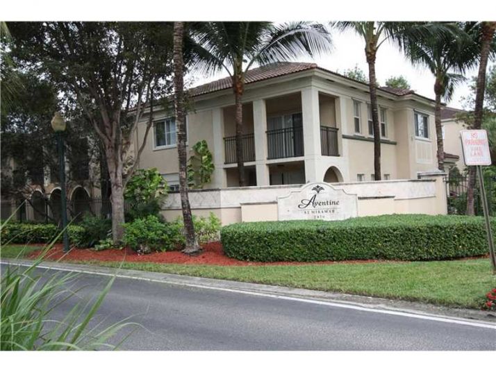 2451 CENTERGATE DR # 302, Hollywood, FL 33023