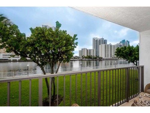 1000 PARKVIEW DR # 221, Hallandale, FL 33009