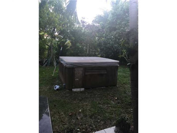 709 NW 1 CT, Hallandale, FL 33009