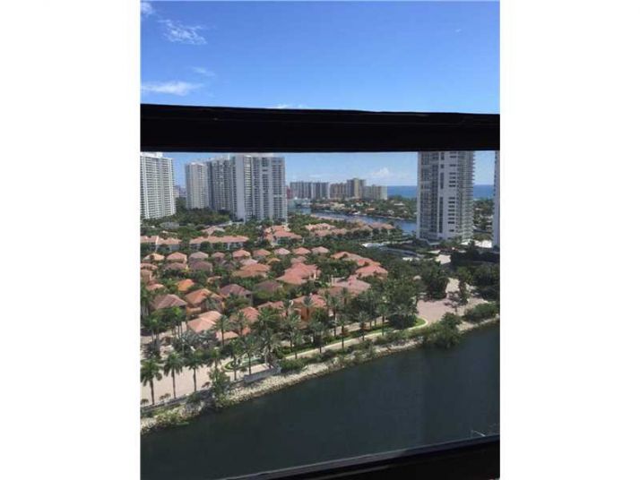 3701 N Country Club Dr # 2103, Miami, FL 33180