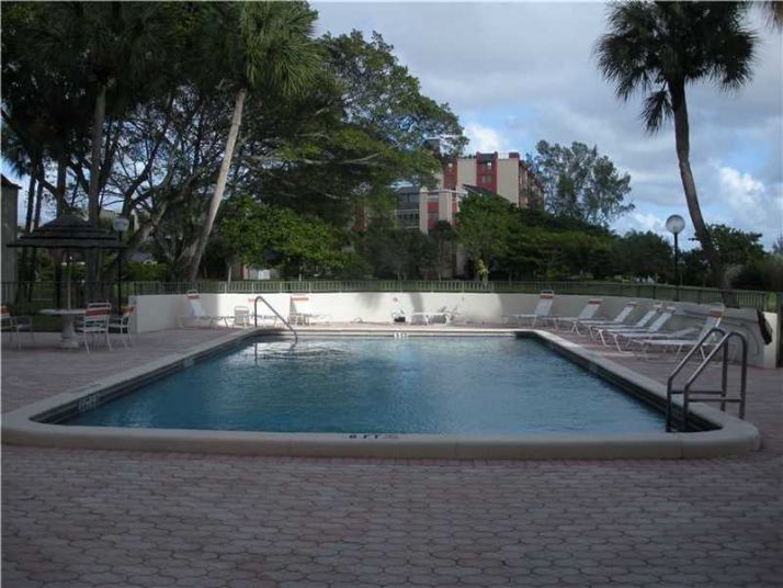 2312 S Cypress Bend Dr # 105, Pompano Beach, FL 33069