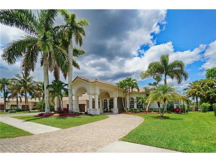 2549 Royal Palm Way, Fort Lauderdale, FL 33327