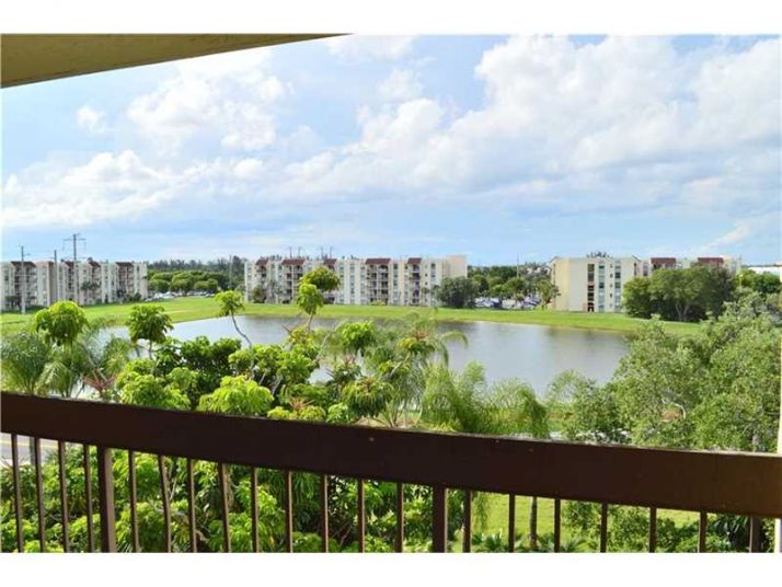 8881 Fontainebleau Blvd # 504-B, Miami, FL 33172