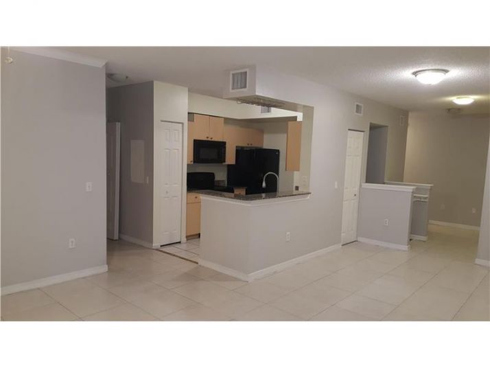 2452 Centergate Dr # 203, Hollywood, FL 33025