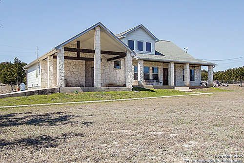 208 MEADOW RIDGE CT, Pipe Creek, TX 78063