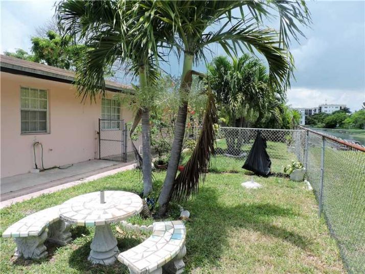 220 SW 8 AV, Hallandale, FL 33009