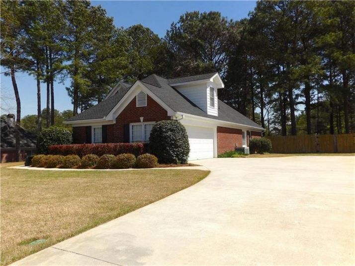 832 Ivy Ridge Drive, Loganville, GA 30052