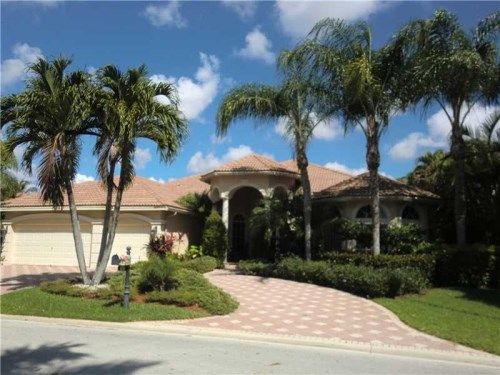 560 W Enclave Cir, Hollywood, FL 33027