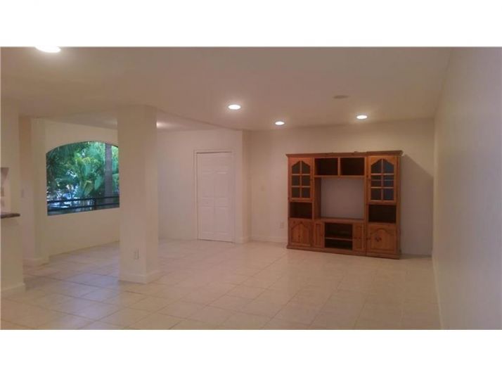 3564 Magellan vircle # 214, Miami, FL 33180